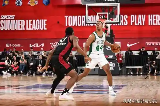 在此前的一场NBA夏季联赛中，迈阿密热火以119比114有惊无险地战胜了波士顿凯尔特人。本场比赛后，热火在夏季联赛中的战绩提升到了3胜1负，而凯尔特人则是遭遇了一场开门黑。本场比赛中，虽然凯尔特人输掉了比赛，但是球队的先发后场球员杰登-斯普林格（Jaden Springer）的表现算得上是非常抢眼。斯普林格全场出场24分58秒，投篮15中8，三分线外6中3，罚球4中4，得到了23分2篮板6助攻2抢断的数据，正负值为-3。斯普林格在进攻端的表现算得上是相当突出，他展现出了全面的得分能力，不仅突破犀利而且他在中远距离投篮方面的表现也是值得肯定的。除此之外，斯普林格在组织和串联进攻方面的表现也是相当出色的，而且他在防守端也依然是一名非常可靠的外线防守者。总体来看，斯普林格在攻防两端的表现都算得上是非常抢眼，是一名非常全面的后场球员。斯普林格出生于2001年9月，现年22岁，身高193cm，体重98kg，是2021年NBA选秀大会中费城76人在首轮第28顺位选中的后场新星。斯普林格在76人一直没有得到稳定的出场时间，他的进步幅度也是比较有限。上赛季交易截止日前，斯普林格也是被76人送到了凯尔特人。在加盟凯尔特人之后，斯普林格总共代表球队在常规赛中出场17次，场均出场时间达到了7.6分钟，场均数据为2.1分1.2篮板0.5助攻0.7抢断0.2盖帽，还有0.5次失误和1次犯规，投篮命中率43.3%，三分命中率18.2%，罚球命中率87.5%。到了季后赛，斯普林格总共代表球队出场4次，场均出场时间达到了5.5分钟，场均数据为1分0.8篮板0.3助攻0.3盖帽，还有0.5次失误和0.3次犯规，投篮命中率66.7%。其实斯普林格是一名身体天赋和运动能力都非常出色的球员，而且他在防守端的潜力也是相当突出的。他在进攻端也确实是有能力利用自己的冲击力和爆发力制造威胁，然而他在技术方面还是略显粗糙了一些，而且他在投篮稳定性方面也是严重不足，这些都影响到了他在球队中的出场时间。不知道他在夏季联赛中的表现能否帮助他收获更多的信心并且帮助他在下赛季向一个轮换阵容的位置发起冲击。