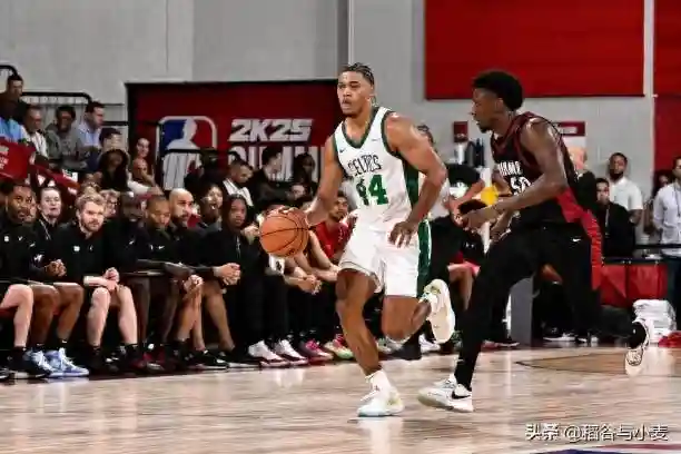 在此前的一场NBA夏季联赛中，迈阿密热火以119比114有惊无险地战胜了波士顿凯尔特人。本场比赛后，热火在夏季联赛中的战绩提升到了3胜1负，而凯尔特人则是遭遇了一场开门黑。本场比赛中，虽然凯尔特人输掉了比赛，但是球队的先发后场球员杰登-斯普林格（Jaden Springer）的表现算得上是非常抢眼。斯普林格全场出场24分58秒，投篮15中8，三分线外6中3，罚球4中4，得到了23分2篮板6助攻2抢断的数据，正负值为-3。斯普林格在进攻端的表现算得上是相当突出，他展现出了全面的得分能力，不仅突破犀利而且他在中远距离投篮方面的表现也是值得肯定的。除此之外，斯普林格在组织和串联进攻方面的表现也是相当出色的，而且他在防守端也依然是一名非常可靠的外线防守者。总体来看，斯普林格在攻防两端的表现都算得上是非常抢眼，是一名非常全面的后场球员。斯普林格出生于2001年9月，现年22岁，身高193cm，体重98kg，是2021年NBA选秀大会中费城76人在首轮第28顺位选中的后场新星。斯普林格在76人一直没有得到稳定的出场时间，他的进步幅度也是比较有限。上赛季交易截止日前，斯普林格也是被76人送到了凯尔特人。在加盟凯尔特人之后，斯普林格总共代表球队在常规赛中出场17次，场均出场时间达到了7.6分钟，场均数据为2.1分1.2篮板0.5助攻0.7抢断0.2盖帽，还有0.5次失误和1次犯规，投篮命中率43.3%，三分命中率18.2%，罚球命中率87.5%。到了季后赛，斯普林格总共代表球队出场4次，场均出场时间达到了5.5分钟，场均数据为1分0.8篮板0.3助攻0.3盖帽，还有0.5次失误和0.3次犯规，投篮命中率66.7%。其实斯普林格是一名身体天赋和运动能力都非常出色的球员，而且他在防守端的潜力也是相当突出的。他在进攻端也确实是有能力利用自己的冲击力和爆发力制造威胁，然而他在技术方面还是略显粗糙了一些，而且他在投篮稳定性方面也是严重不足，这些都影响到了他在球队中的出场时间。不知道他在夏季联赛中的表现能否帮助他收获更多的信心并且帮助他在下赛季向一个轮换阵容的位置发起冲击。插图