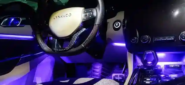 如果说每位领克03车主的心里都有一辆+版，那每位领克02的车主心里也都藏着一辆Hatchback版本，很多玩家都会想将车打造成自己心目中的那辆"性能版"。今天就为大家分享一位来自江苏车友权变打造的领克02。"这辆02是在2019年我刚毕业时父母给我买的，当初我还不知道领克这个品牌，听朋友介绍后去4S店看了一下，被这辆02的外观与内饰颜值给吸引了，价格合适就拿下了。""起初不太懂车的我跟很多小白车友一样，搞个装饰拖车带、贴了点小贴纸、装了个前铲，小打小闹。""后来在路上能看到越来越多的领克车友，我也慢慢对改装有了一丢丢的了解，就想着贴个膜、换套轮毂，看看能不能改变一下车辆整体的气质。随后就贴上了一身黑幻蓝的车身膜。""贴完膜后，发现原厂橙色的轮毂搭配这个车身颜色也太突兀，于是收了一套领克03的原厂轮毂回来，将轮毂喷黑后加上法兰盘装车，让轮毂看起来更饱满一些，就这样结束了我第一阶段的改装。""后面，我开始‘网上冲浪’学习各种改装知识，才发现我之前走的都是弯路，经过学习后决定重新改装一番。正所谓一低遮百丑，百改降为先！这次先换上一套KW STXA绞牙避震搭配上一套18寸迈斯盾FF009轮毂，将车身姿态降下来一些。""外观方面，02HB前包围、定制ROBOT机盖、碳纤维鸭尾、顶翼与定制碳纤维后视镜壳全部换上，最后再贴上一身星际牛仔蓝搭配上橙色拉花点缀，这下终于有模有样了。""毕竟心里还藏着一辆‘性能版’的02，外观搞定后动力方面当然也要动手啦！然后magicpro外挂电脑、magicpro进气套件、干碳导流板，搭配上CGW200钼头段和魔王阀门中尾段排气、去gpf前管，这下外观动力都有了。""有了动力后，制动性能也要跟得上才行，前迈拓MT6刹车套件、后CZV加大碟安排上车，一入改装深似海这句话说得没错。""内饰方面，64色氛围灯、极星档把、HUD、定制碳纤维方向盘与拨片等，也都毫不马虎。""同时灯光方面也动手了，四透镜大灯与底盘灯和中网灯上车，做夜晚最亮的那台02。""后面为了看起来更加竞技一些，换上了一套18寸国锻ADVAN GT样式轮毂。""目前这辆02的改装就先到这里了，算上走过的弯路在这辆车上的改装上投入有十万多了。这辆车对我来说还只是半成品，还有很多东西没有实现，会慢慢将它完善。""自从提车后就渐渐地认识到了很多志同道合的朋友，玩车的路上大家互动互助，也很有意思。""最后，因为自己一直很喜欢瓦罐车，以后会考虑收辆沃尔沃V60或者斯巴鲁力狮瓦罐来玩一下。当然，这辆02也会一直玩下去。"插图14