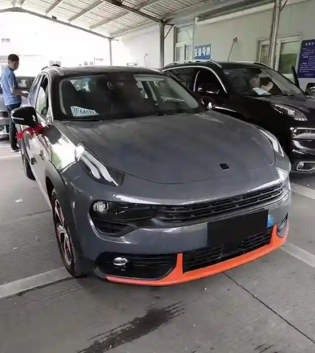 如果说每位领克03车主的心里都有一辆+版，那每位领克02的车主心里也都藏着一辆Hatchback版本，很多玩家都会想将车打造成自己心目中的那辆"性能版"。今天就为大家分享一位来自江苏车友权变打造的领克02。"这辆02是在2019年我刚毕业时父母给我买的，当初我还不知道领克这个品牌，听朋友介绍后去4S店看了一下，被这辆02的外观与内饰颜值给吸引了，价格合适就拿下了。""起初不太懂车的我跟很多小白车友一样，搞个装饰拖车带、贴了点小贴纸、装了个前铲，小打小闹。""后来在路上能看到越来越多的领克车友，我也慢慢对改装有了一丢丢的了解，就想着贴个膜、换套轮毂，看看能不能改变一下车辆整体的气质。随后就贴上了一身黑幻蓝的车身膜。""贴完膜后，发现原厂橙色的轮毂搭配这个车身颜色也太突兀，于是收了一套领克03的原厂轮毂回来，将轮毂喷黑后加上法兰盘装车，让轮毂看起来更饱满一些，就这样结束了我第一阶段的改装。""后面，我开始‘网上冲浪’学习各种改装知识，才发现我之前走的都是弯路，经过学习后决定重新改装一番。正所谓一低遮百丑，百改降为先！这次先换上一套KW STXA绞牙避震搭配上一套18寸迈斯盾FF009轮毂，将车身姿态降下来一些。""外观方面，02HB前包围、定制ROBOT机盖、碳纤维鸭尾、顶翼与定制碳纤维后视镜壳全部换上，最后再贴上一身星际牛仔蓝搭配上橙色拉花点缀，这下终于有模有样了。""毕竟心里还藏着一辆‘性能版’的02，外观搞定后动力方面当然也要动手啦！然后magicpro外挂电脑、magicpro进气套件、干碳导流板，搭配上CGW200钼头段和魔王阀门中尾段排气、去gpf前管，这下外观动力都有了。""有了动力后，制动性能也要跟得上才行，前迈拓MT6刹车套件、后CZV加大碟安排上车，一入改装深似海这句话说得没错。""内饰方面，64色氛围灯、极星档把、HUD、定制碳纤维方向盘与拨片等，也都毫不马虎。""同时灯光方面也动手了，四透镜大灯与底盘灯和中网灯上车，做夜晚最亮的那台02。""后面为了看起来更加竞技一些，换上了一套18寸国锻ADVAN GT样式轮毂。""目前这辆02的改装就先到这里了，算上走过的弯路在这辆车上的改装上投入有十万多了。这辆车对我来说还只是半成品，还有很多东西没有实现，会慢慢将它完善。""自从提车后就渐渐地认识到了很多志同道合的朋友，玩车的路上大家互动互助，也很有意思。""最后，因为自己一直很喜欢瓦罐车，以后会考虑收辆沃尔沃V60或者斯巴鲁力狮瓦罐来玩一下。当然，这辆02也会一直玩下去。"插图1