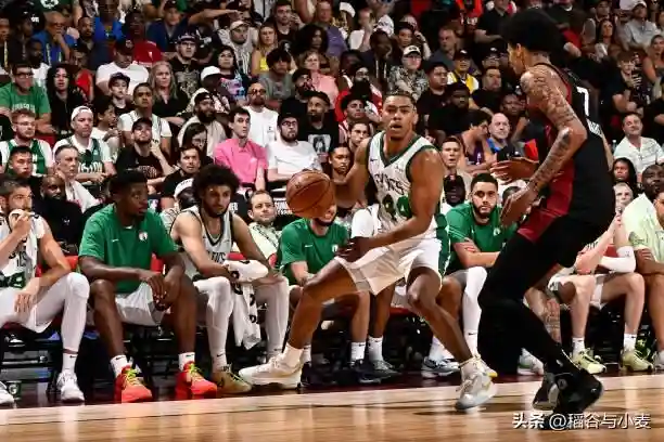 在此前的一场NBA夏季联赛中，迈阿密热火以119比114有惊无险地战胜了波士顿凯尔特人。本场比赛后，热火在夏季联赛中的战绩提升到了3胜1负，而凯尔特人则是遭遇了一场开门黑。本场比赛中，虽然凯尔特人输掉了比赛，但是球队的先发后场球员杰登-斯普林格（Jaden Springer）的表现算得上是非常抢眼。斯普林格全场出场24分58秒，投篮15中8，三分线外6中3，罚球4中4，得到了23分2篮板6助攻2抢断的数据，正负值为-3。斯普林格在进攻端的表现算得上是相当突出，他展现出了全面的得分能力，不仅突破犀利而且他在中远距离投篮方面的表现也是值得肯定的。除此之外，斯普林格在组织和串联进攻方面的表现也是相当出色的，而且他在防守端也依然是一名非常可靠的外线防守者。总体来看，斯普林格在攻防两端的表现都算得上是非常抢眼，是一名非常全面的后场球员。斯普林格出生于2001年9月，现年22岁，身高193cm，体重98kg，是2021年NBA选秀大会中费城76人在首轮第28顺位选中的后场新星。斯普林格在76人一直没有得到稳定的出场时间，他的进步幅度也是比较有限。上赛季交易截止日前，斯普林格也是被76人送到了凯尔特人。在加盟凯尔特人之后，斯普林格总共代表球队在常规赛中出场17次，场均出场时间达到了7.6分钟，场均数据为2.1分1.2篮板0.5助攻0.7抢断0.2盖帽，还有0.5次失误和1次犯规，投篮命中率43.3%，三分命中率18.2%，罚球命中率87.5%。到了季后赛，斯普林格总共代表球队出场4次，场均出场时间达到了5.5分钟，场均数据为1分0.8篮板0.3助攻0.3盖帽，还有0.5次失误和0.3次犯规，投篮命中率66.7%。其实斯普林格是一名身体天赋和运动能力都非常出色的球员，而且他在防守端的潜力也是相当突出的。他在进攻端也确实是有能力利用自己的冲击力和爆发力制造威胁，然而他在技术方面还是略显粗糙了一些，而且他在投篮稳定性方面也是严重不足，这些都影响到了他在球队中的出场时间。不知道他在夏季联赛中的表现能否帮助他收获更多的信心并且帮助他在下赛季向一个轮换阵容的位置发起冲击。插图1