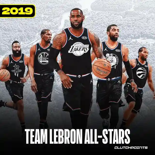 2024年NBA全明星周末已经开始了，大家对今年的全明星阵容，都不太满意。没办法，NBA正处于一个新老更替的阶段，像勒布朗詹姆斯、斯蒂芬库里和杜兰特等人，都已经成为了三旬老将。为此，美媒列出了NBA历史上最强的9套全明星五人阵容。1.1990年东部全明星最强五人阵容：伊塞亚托马斯、迈克尔乔丹、查尔斯巴克利、拉里伯德、尤因1990年开始，迈克尔乔丹开始慢慢接管联盟，这是他开始成神前的最后一个赛季。2.1992年东部全明星最强五人阵容：伊塞亚托马斯、迈克尔乔丹、斯科蒂皮蓬、查尔斯巴克利、尤因像魔术师约翰逊和拉里伯德这些80年代巨星，已经开始没落。迈克尔乔丹这些球星，开始统治联盟。3.2000年西部全明星最强五人阵容：贾森基德、科比、加内特、蒂姆邓肯、奥尼尔这是90年代选秀崛起的标志，当时科比和奥尼尔刚开始开启他们的三连冠之路。不过蒂姆邓肯在那之前已经拿到了总冠军，而贾森基德在加入篮网之后，也曾带领球队两进总决赛。4.2006年东部最强全明星五人阵容：艾弗森、韦德、文斯卡特、勒布朗詹姆斯、奥尼尔接近巅峰末期的奥尼尔，还有03届黄金一代的勒布朗詹姆斯和韦德，成为了联盟当时最受关注的焦点。5.2011年西部全明星最强五人阵容：克里斯保罗、科比、卡梅隆安东尼、杜兰特、伊巴卡雷霆当年在杜兰特的带领下，成为西部最受关注的球队之一。克里斯保罗也曾险些和科比联盟，最后交易被叫停，只能在全明星大赛上联手科比。6.2016年西部全明星最强五人阵容：威少、库里、科比、伦纳德、杜兰特那是科比职业生涯最后一次全明星大赛，其余四人都是联盟2016年至今，NBA最高的巨星球员之一。7.2019年全明星勒布朗队最强五人阵容：凯里欧文、哈登、伦纳德、詹姆斯、杜兰特后来，联盟整改了NBA全明星规则，不再分东西部全明星阵容，分队长选人制。东西部各选一个队长，由队长选择其他全明星球员。8.2020年全明星勒布朗队最强五人阵容：哈登、东契奇、伦纳德、詹姆斯、戴维斯这是杜兰特和库里等人受伤的赛季，那年的全明星大赛显得有点黯淡无光。9.2021年全明星勒布朗队最强五人阵容：库里、麦科勒姆、东契奇、詹姆斯、约基奇这一年的选人，让球迷感到有些失望。可能是因为麦科勒姆的入选，没办法人家可是球员工会的领导，这得给面子。插图7