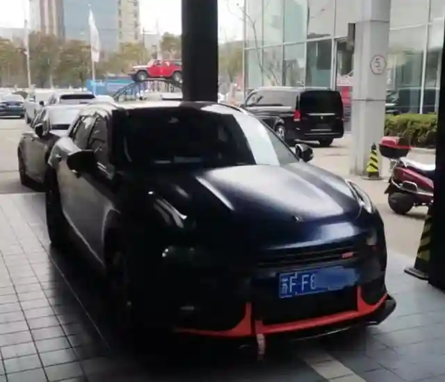 如果说每位领克03车主的心里都有一辆+版，那每位领克02的车主心里也都藏着一辆Hatchback版本，很多玩家都会想将车打造成自己心目中的那辆"性能版"。今天就为大家分享一位来自江苏车友权变打造的领克02。"这辆02是在2019年我刚毕业时父母给我买的，当初我还不知道领克这个品牌，听朋友介绍后去4S店看了一下，被这辆02的外观与内饰颜值给吸引了，价格合适就拿下了。""起初不太懂车的我跟很多小白车友一样，搞个装饰拖车带、贴了点小贴纸、装了个前铲，小打小闹。""后来在路上能看到越来越多的领克车友，我也慢慢对改装有了一丢丢的了解，就想着贴个膜、换套轮毂，看看能不能改变一下车辆整体的气质。随后就贴上了一身黑幻蓝的车身膜。""贴完膜后，发现原厂橙色的轮毂搭配这个车身颜色也太突兀，于是收了一套领克03的原厂轮毂回来，将轮毂喷黑后加上法兰盘装车，让轮毂看起来更饱满一些，就这样结束了我第一阶段的改装。""后面，我开始‘网上冲浪’学习各种改装知识，才发现我之前走的都是弯路，经过学习后决定重新改装一番。正所谓一低遮百丑，百改降为先！这次先换上一套KW STXA绞牙避震搭配上一套18寸迈斯盾FF009轮毂，将车身姿态降下来一些。""外观方面，02HB前包围、定制ROBOT机盖、碳纤维鸭尾、顶翼与定制碳纤维后视镜壳全部换上，最后再贴上一身星际牛仔蓝搭配上橙色拉花点缀，这下终于有模有样了。""毕竟心里还藏着一辆‘性能版’的02，外观搞定后动力方面当然也要动手啦！然后magicpro外挂电脑、magicpro进气套件、干碳导流板，搭配上CGW200钼头段和魔王阀门中尾段排气、去gpf前管，这下外观动力都有了。""有了动力后，制动性能也要跟得上才行，前迈拓MT6刹车套件、后CZV加大碟安排上车，一入改装深似海这句话说得没错。""内饰方面，64色氛围灯、极星档把、HUD、定制碳纤维方向盘与拨片等，也都毫不马虎。""同时灯光方面也动手了，四透镜大灯与底盘灯和中网灯上车，做夜晚最亮的那台02。""后面为了看起来更加竞技一些，换上了一套18寸国锻ADVAN GT样式轮毂。""目前这辆02的改装就先到这里了，算上走过的弯路在这辆车上的改装上投入有十万多了。这辆车对我来说还只是半成品，还有很多东西没有实现，会慢慢将它完善。""自从提车后就渐渐地认识到了很多志同道合的朋友，玩车的路上大家互动互助，也很有意思。""最后，因为自己一直很喜欢瓦罐车，以后会考虑收辆沃尔沃V60或者斯巴鲁力狮瓦罐来玩一下。当然，这辆02也会一直玩下去。"插图3