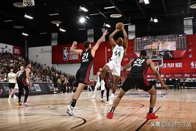 在此前的一场NBA夏季联赛中，迈阿密热火以119比114有惊无险地战胜了波士顿凯尔特人。本场比赛后，热火在夏季联赛中的战绩提升到了3胜1负，而凯尔特人则是遭遇了一场开门黑。本场比赛中，虽然凯尔特人输掉了比赛，但是球队的先发后场球员杰登-斯普林格（Jaden Springer）的表现算得上是非常抢眼。斯普林格全场出场24分58秒，投篮15中8，三分线外6中3，罚球4中4，得到了23分2篮板6助攻2抢断的数据，正负值为-3。斯普林格在进攻端的表现算得上是相当突出，他展现出了全面的得分能力，不仅突破犀利而且他在中远距离投篮方面的表现也是值得肯定的。除此之外，斯普林格在组织和串联进攻方面的表现也是相当出色的，而且他在防守端也依然是一名非常可靠的外线防守者。总体来看，斯普林格在攻防两端的表现都算得上是非常抢眼，是一名非常全面的后场球员。斯普林格出生于2001年9月，现年22岁，身高193cm，体重98kg，是2021年NBA选秀大会中费城76人在首轮第28顺位选中的后场新星。斯普林格在76人一直没有得到稳定的出场时间，他的进步幅度也是比较有限。上赛季交易截止日前，斯普林格也是被76人送到了凯尔特人。在加盟凯尔特人之后，斯普林格总共代表球队在常规赛中出场17次，场均出场时间达到了7.6分钟，场均数据为2.1分1.2篮板0.5助攻0.7抢断0.2盖帽，还有0.5次失误和1次犯规，投篮命中率43.3%，三分命中率18.2%，罚球命中率87.5%。到了季后赛，斯普林格总共代表球队出场4次，场均出场时间达到了5.5分钟，场均数据为1分0.8篮板0.3助攻0.3盖帽，还有0.5次失误和0.3次犯规，投篮命中率66.7%。其实斯普林格是一名身体天赋和运动能力都非常出色的球员，而且他在防守端的潜力也是相当突出的。他在进攻端也确实是有能力利用自己的冲击力和爆发力制造威胁，然而他在技术方面还是略显粗糙了一些，而且他在投篮稳定性方面也是严重不足，这些都影响到了他在球队中的出场时间。不知道他在夏季联赛中的表现能否帮助他收获更多的信心并且帮助他在下赛季向一个轮换阵容的位置发起冲击。插图2