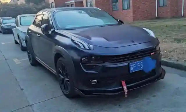 如果说每位领克03车主的心里都有一辆+版，那每位领克02的车主心里也都藏着一辆Hatchback版本，很多玩家都会想将车打造成自己心目中的那辆"性能版"。今天就为大家分享一位来自江苏车友权变打造的领克02。"这辆02是在2019年我刚毕业时父母给我买的，当初我还不知道领克这个品牌，听朋友介绍后去4S店看了一下，被这辆02的外观与内饰颜值给吸引了，价格合适就拿下了。""起初不太懂车的我跟很多小白车友一样，搞个装饰拖车带、贴了点小贴纸、装了个前铲，小打小闹。""后来在路上能看到越来越多的领克车友，我也慢慢对改装有了一丢丢的了解，就想着贴个膜、换套轮毂，看看能不能改变一下车辆整体的气质。随后就贴上了一身黑幻蓝的车身膜。""贴完膜后，发现原厂橙色的轮毂搭配这个车身颜色也太突兀，于是收了一套领克03的原厂轮毂回来，将轮毂喷黑后加上法兰盘装车，让轮毂看起来更饱满一些，就这样结束了我第一阶段的改装。""后面，我开始‘网上冲浪’学习各种改装知识，才发现我之前走的都是弯路，经过学习后决定重新改装一番。正所谓一低遮百丑，百改降为先！这次先换上一套KW STXA绞牙避震搭配上一套18寸迈斯盾FF009轮毂，将车身姿态降下来一些。""外观方面，02HB前包围、定制ROBOT机盖、碳纤维鸭尾、顶翼与定制碳纤维后视镜壳全部换上，最后再贴上一身星际牛仔蓝搭配上橙色拉花点缀，这下终于有模有样了。""毕竟心里还藏着一辆‘性能版’的02，外观搞定后动力方面当然也要动手啦！然后magicpro外挂电脑、magicpro进气套件、干碳导流板，搭配上CGW200钼头段和魔王阀门中尾段排气、去gpf前管，这下外观动力都有了。""有了动力后，制动性能也要跟得上才行，前迈拓MT6刹车套件、后CZV加大碟安排上车，一入改装深似海这句话说得没错。""内饰方面，64色氛围灯、极星档把、HUD、定制碳纤维方向盘与拨片等，也都毫不马虎。""同时灯光方面也动手了，四透镜大灯与底盘灯和中网灯上车，做夜晚最亮的那台02。""后面为了看起来更加竞技一些，换上了一套18寸国锻ADVAN GT样式轮毂。""目前这辆02的改装就先到这里了，算上走过的弯路在这辆车上的改装上投入有十万多了。这辆车对我来说还只是半成品，还有很多东西没有实现，会慢慢将它完善。""自从提车后就渐渐地认识到了很多志同道合的朋友，玩车的路上大家互动互助，也很有意思。""最后，因为自己一直很喜欢瓦罐车，以后会考虑收辆沃尔沃V60或者斯巴鲁力狮瓦罐来玩一下。当然，这辆02也会一直玩下去。"插图5