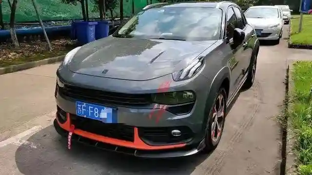 如果说每位领克03车主的心里都有一辆+版，那每位领克02的车主心里也都藏着一辆Hatchback版本，很多玩家都会想将车打造成自己心目中的那辆"性能版"。今天就为大家分享一位来自江苏车友权变打造的领克02。"这辆02是在2019年我刚毕业时父母给我买的，当初我还不知道领克这个品牌，听朋友介绍后去4S店看了一下，被这辆02的外观与内饰颜值给吸引了，价格合适就拿下了。""起初不太懂车的我跟很多小白车友一样，搞个装饰拖车带、贴了点小贴纸、装了个前铲，小打小闹。""后来在路上能看到越来越多的领克车友，我也慢慢对改装有了一丢丢的了解，就想着贴个膜、换套轮毂，看看能不能改变一下车辆整体的气质。随后就贴上了一身黑幻蓝的车身膜。""贴完膜后，发现原厂橙色的轮毂搭配这个车身颜色也太突兀，于是收了一套领克03的原厂轮毂回来，将轮毂喷黑后加上法兰盘装车，让轮毂看起来更饱满一些，就这样结束了我第一阶段的改装。""后面，我开始‘网上冲浪’学习各种改装知识，才发现我之前走的都是弯路，经过学习后决定重新改装一番。正所谓一低遮百丑，百改降为先！这次先换上一套KW STXA绞牙避震搭配上一套18寸迈斯盾FF009轮毂，将车身姿态降下来一些。""外观方面，02HB前包围、定制ROBOT机盖、碳纤维鸭尾、顶翼与定制碳纤维后视镜壳全部换上，最后再贴上一身星际牛仔蓝搭配上橙色拉花点缀，这下终于有模有样了。""毕竟心里还藏着一辆‘性能版’的02，外观搞定后动力方面当然也要动手啦！然后magicpro外挂电脑、magicpro进气套件、干碳导流板，搭配上CGW200钼头段和魔王阀门中尾段排气、去gpf前管，这下外观动力都有了。""有了动力后，制动性能也要跟得上才行，前迈拓MT6刹车套件、后CZV加大碟安排上车，一入改装深似海这句话说得没错。""内饰方面，64色氛围灯、极星档把、HUD、定制碳纤维方向盘与拨片等，也都毫不马虎。""同时灯光方面也动手了，四透镜大灯与底盘灯和中网灯上车，做夜晚最亮的那台02。""后面为了看起来更加竞技一些，换上了一套18寸国锻ADVAN GT样式轮毂。""目前这辆02的改装就先到这里了，算上走过的弯路在这辆车上的改装上投入有十万多了。这辆车对我来说还只是半成品，还有很多东西没有实现，会慢慢将它完善。""自从提车后就渐渐地认识到了很多志同道合的朋友，玩车的路上大家互动互助，也很有意思。""最后，因为自己一直很喜欢瓦罐车，以后会考虑收辆沃尔沃V60或者斯巴鲁力狮瓦罐来玩一下。当然，这辆02也会一直玩下去。"插图2