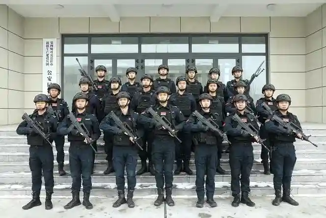特警阵容出场插图1